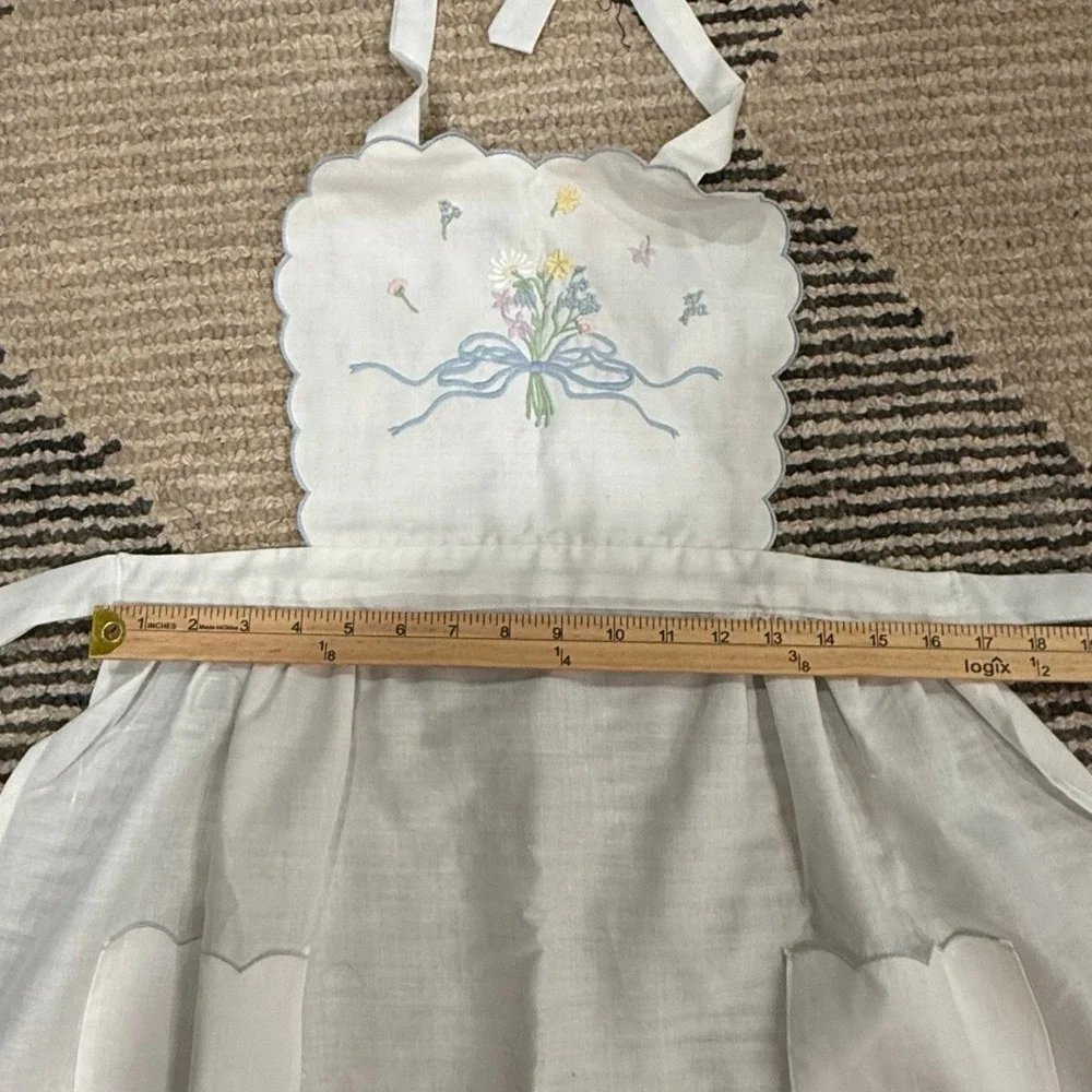 Vtg 1985 White Embroidered Floral Apron Scallop Edge Tulip Pockets Linen L/XL